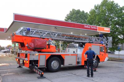 Kurzes Unwetter ueber Esslingen laesst Baeume umfallen - Pkw unter Baum begraben
